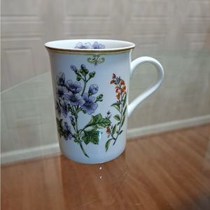 - - Brand New Beutiful Multicolor Floral Stechcol Mug .